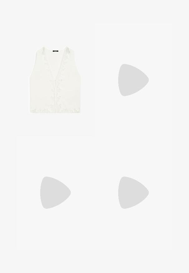 Bílá bezrukávová blůza s hlubokým V-výstřihem, se jemnými krajkovými detaily podél okrajů a hladkou, lehkou texturou látky.; Bílé lněné kalhoty širokého střihu s hladkým povrchem, mají středně vysoký pas, dvě přední kapsy a jednoduchý design.; Béžové plátěné sandály na klínu s uzlovým designem v horní části a tkanou juty podrážkou. Ploché, otevřené špičky, s texturovaným, splétaným okrajem.; Tkaná slaměná taška v přírodní béžové barvě, s bílými textilními uchy se vzorovanými detaily, strukturovaným tvarem a otevřeným vrchem.