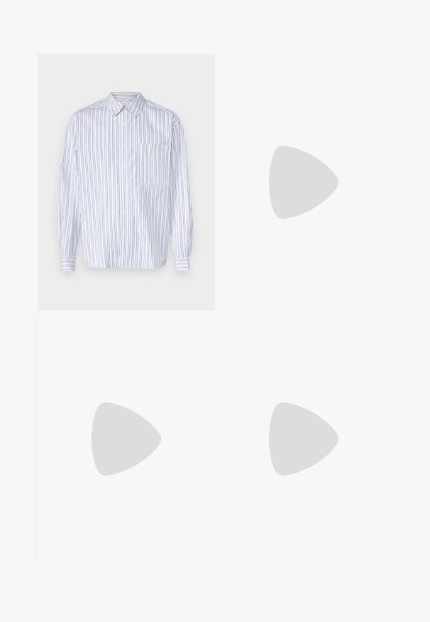 Světle modré bavlněné tričko s kulatým výstřihem, krátkými rukávy a malým bílým logem "Marc O'Polo DENIM" na hrudi. Měkká, hladká textura.; Bílá košile na knoflíky s vertikálními námořnickými pruhy, dlouhými rukávy, náprsní kapsou a klasickým límečkem. Hladká tkanina s uvolněným střihem.; Černé džínové zvonové kalhoty se zesvětleným omytem, pěti kapsami a kontrastním prošíváním, se mírně širokým zakončením nohavic.; Světlé šedé sportovní boty s vrchní částí z síťoviny a surové kůže. Vyznačují se polstrovanou podrážkou, výraznými překryvy a strukturovaným designem.