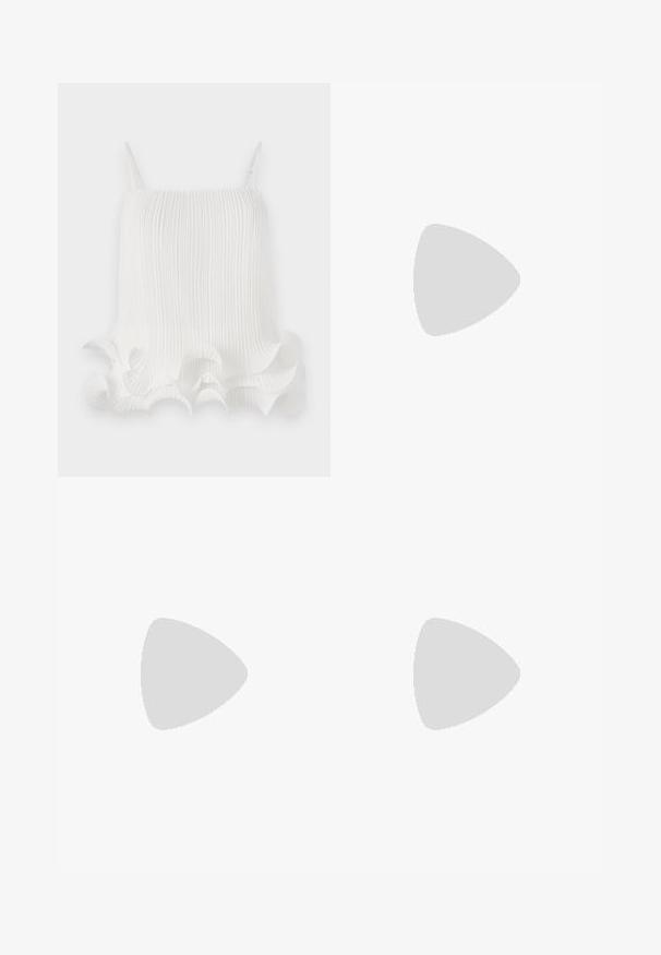 Top bianco a pieghe con spalline regolabili, dotato di un orlo ondulato a volant e una texture liscia. Tessuto leggero con righe verticali.; Gonna midi in maglia marrone con una vestibilità aderente, texture liscia, senza motivi visibili e un design semplice e pulito senza decorazioni.; Mocassini in suede marrone con una texture liscia, dotati di una fascia con un accento dorato e di una delicata frangia sulla punta. Suola piatta.; Occhiali da sole tartarugati con design geometrico, lenti gialle e dettagli in metallo sulle tempie. Montatura ampia e texture opaca.; Borsa a spalla in pelle marrone con un design morbido, profili in oro e cuciture bianche a contrasto, tenuta da una persona che indossa abbigliamento in denim.