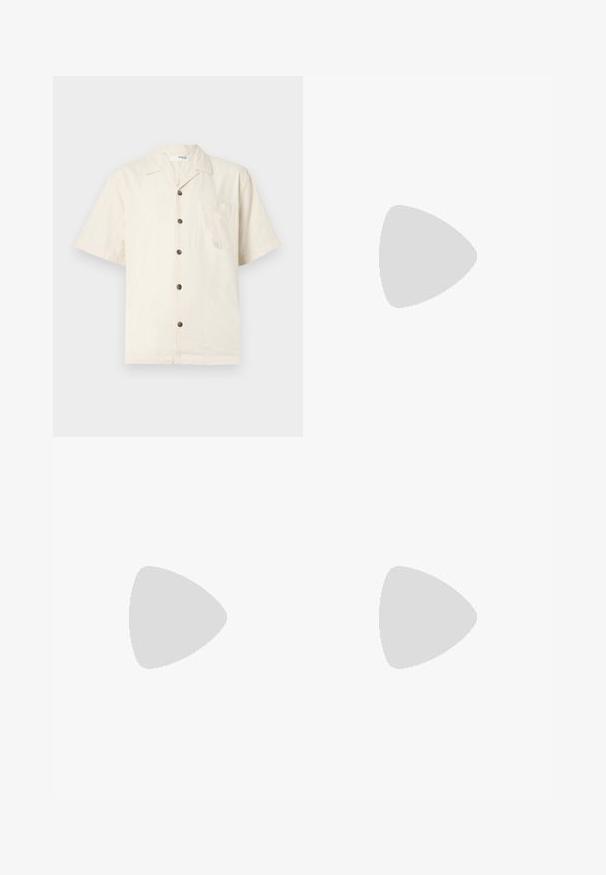 Lyhyttä hihaa oleva paita off-white-värissä, valmistettu kevyestä kankaasta, jossa on lovettu kaulus, etutasku ja tummanruskeat napit.; Tummansiniset farkut suoran lahkeiden leikkauksella, joissa on etutaskut, vetoketjukaulus ja hienovaraiset ompelu yksityiskohdat.; Ruskea nahkainen Oxford-kengät, joissa on kiiltävä pinta, pyöreä kärki, nauhakiinnitys ja paksu musta kumipohja. Saumadetaileja yläosassa.; Mustat kulmikkaat aurinkolasit tummilla linsseillä, joissa on rohkea geometrinen muotoilu ja mattapintainen viimeistely. Käytössä henkilöllä, jolla on lyhyt hius.