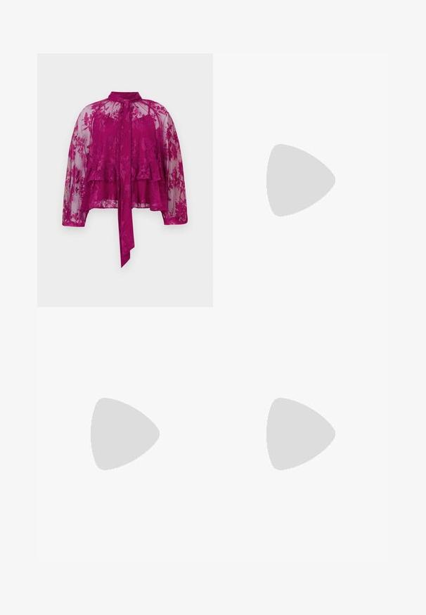 Magenta kantblouse met lange mouwen, doorzichtig materiaal, bloemdecoraties en een gestrikt halsdeel. Heeft een gelaagd ontwerp en een uitlopende zoom.; Roze glinsterende rok met een gestructureerde weefsel, met een aansluitend ontwerp en vijf zilveren knopen aan de voorkant. Geknipt zoom en schitterende accenten.; Zwarte leren slingbackhakken met een spitsen neus, lage kittenhak en geplooide details op het bovendeel. Gladde textuur en minimalistisch ontwerp.; Witte rechthoekige clutch tas gemaakt van glanzend materiaal, met een zilveren kettingband. Model poseert en toont de tas tegen een effen achtergrond.