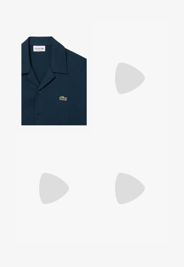 Lacoste Cămașă - blue; Lacoste Tricou basic - white; Lacoste Sport SPORTS SHORTS - Pantaloni scurți sport - white; Lacoste CARNABY CUP 225 - Sneakers low - white/khaki