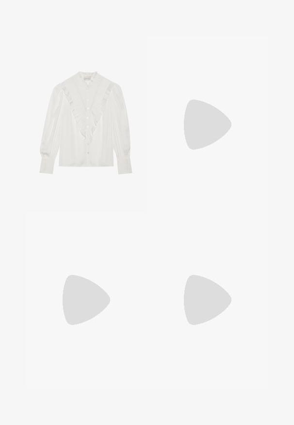 Valge pluus, millel on volangiga krae ja esiava, pikal varrukal on plekitooted ja nööbid ees.; Kerged püksid heledast pruunist kudumisest. Omavad kõrget elastset vööd, küljetaskuid ja sujuvat tekstuuri.; Pruunid nahast loafersid läikiva viimistlusega, esiosal dekoratiivne kuldne pannal ja madal plokk konts. Klassikaline disain.; Must musta kott, millel on struktureeritud kuju, sile tekstuur ja metallist klamber. Kombineeritud laiate mustade pükstega ja avatud varvaste sandaalidega puidust põrandal.