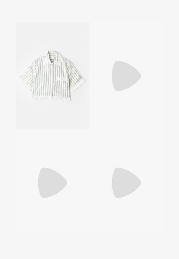 sandro CHEMISE - Pogājama blūze - ecru; Bēša lina midi svārki ar priekšējo šķēlumu, kas aprīkoti ar pogu aizdari kreisajā pusē un vienu kabatu, gluda tekstūra.; Melnas lakota ādas kurpes ar noapaļotu purngalu, nelielu lokiņu priekšpusē un zemu blokveida papēdi. Gluda faktūra visā virsmā.; Melna ādas roku soma ar divām garām siksnām, savilktu augšpusi un zelta apļveida akcentu. Gluda tekstūra ar minimālistisku dizainu.