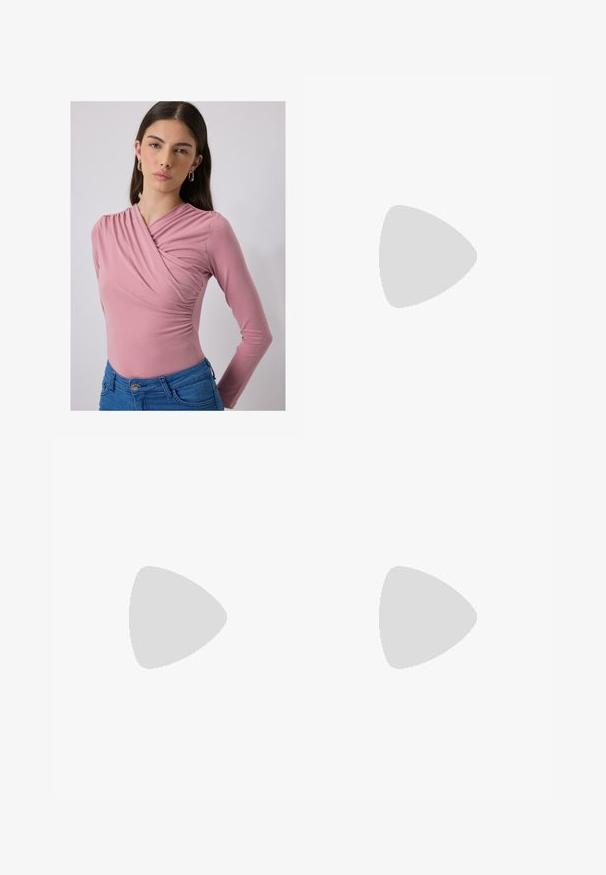 Langermige, roze bodysuit met gathering detail op de borst, gladde textuur, gedragen met blauwe high-waisted jeans.; Grijze stoffen rok met een gladde textuur, rechte snit en een enkele zwarte knop op de tailleband, met een schone en eenvoudige esthetiek.; Witte sportieve schoenen met een bovenwerk van mesh en zilveren accenten, in een unieke vorm en met luchtkussen in de hiel. Gespannen ontwerp met logo.; Rechthoekige, doorzichtige brillenglazen met een dunne zilveren metalen montuur en zwarte acetaat uiteinden. Heeft minimale hardware voor een strakke uitstraling.; Grijze leren handtas met een lange schouderband, voorzien van twee metallic drukknoopvakjes aan de voorkant. Glad textuur en minimalistisch ontwerp.