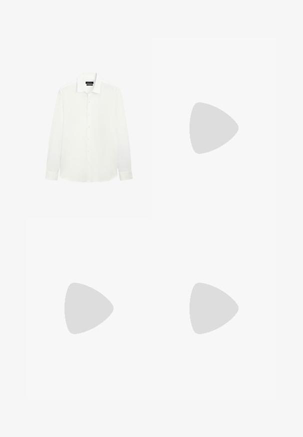 Zwarte longsleeve T-shirt met een V-hals ontwerp, gemaakt van zachte stof, met een rechte snit en zonder zichtbare patronen of accenten.; Witte longsleeve shirt met een klassieke kraag, knoopsluiting en aansluitende manchetten. Gladde stof met een subtiele glans. Etiket zichtbaar bij de halslijn.; Zwarte geplooide broeken met een rechte, brede pijpontwerp. Gemaakt van soepele stof, met een knoopsluiting en riemlussen.; Zwarte leren instappers met een gladde textuur, ronde neus en een decoratieve band over de wreef. Lage, gestapelde hak en minimalistisch ontwerp.