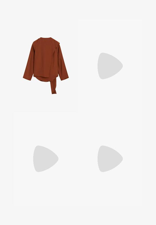 Braunes Langarmshirt mit hohem Kragen, asymmetrischem Rücken und einer gebundenen Detail auf der linken Seite. Hergestellt aus einem weichen, strukturierten Stoff.; Schwarze Jeans aus Denim mit geradem Schnitt, ausgestattet mit Fronttaschen, Gürtelschlaufen und dezenten Steppdetails. Gefertigt aus strapazierfähigem Baumwollmaterial.; Braune Ledersandale mit einem Kreuzriemen-Design, flacher schwarzer Sohle und verstellbarem Rückriemen. Glatte Textur und minimale Hardware-Details.; Schwarze lederne Handtasche mit Klappenverschluss, silbernen Beschlägen, zwei Vordertaschen, kontrastierenden Nähten und einem abnehmbaren Schultergurt.