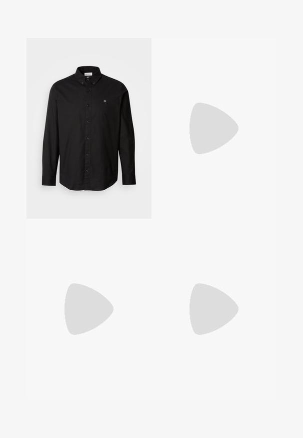 Marineblå bomull T-skjorte med hvit grafikk som har "GANT SPORTSWEAR," "NEW HAVEN," og "1949." Rund hals og korte ermer.; Svart skjorte med knapper laget av bomull, med klassisk krage, lange ermer, og en liten CK-logo på venstre bryst.; Beige bukser laget av et glatt stoff, med rett ben-design, frontknapp-lukking og subtile bretter langs fronten.; Sorte lærskofe med struktureret overflade, med hævede søm-design og en solid gummisål, båret sammen med mørke denimbukser.