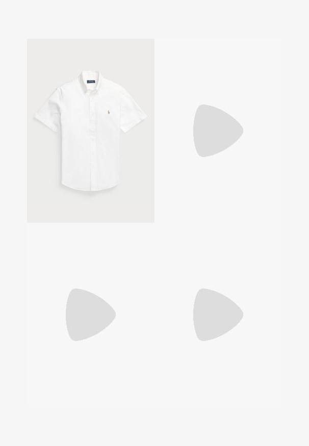 Polo Ralph Lauren SHORT SLEEVE - Polo krekls - martin red; Balts īsām piedurknēm krekliņš ar pogām, izgatavots no kokvilnas, ar pointētu apkakli. Uz kreisā krūšu daļā ir neliela izšūta logo.; Gaiši krēmkrāsas, ikdienišķi bikses, izgatavotas no mīkstas auduma. Iespējas ietver elastīgu jostu ar auklu un sašaurinātu kāju dizainu.; Jūras kara flotes zamšādas zemas kedas ar strukturētu virsmu, gumijas zoli un tonālām šņorēm, ar mazu logotipu uz sāna un papēža.