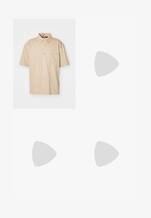 Rövid ujjú bézs ing rácsos mintával, gombos elülső résszel és mellzsebbe. Könnyű anyagból készült, sima tapintással.; Fekete rövid ujjú póló kerek nyakkivágással, multiszínű csíkozott részletekkel a galléron és az ujjakon. Puha anyagú textúra.; Világoskék farmernadrág, harangszárú fazonnal. Kontrasztos foltvarrásos panelek, elülső zsebek, és gombos derékzárás jellemzi.; Világos bézs bőr sportcipő lapos fűzőkkel, texturált felülettel és kontrasztos krémszínű gumitalppal, fekete irodai nadrággal párosítva.