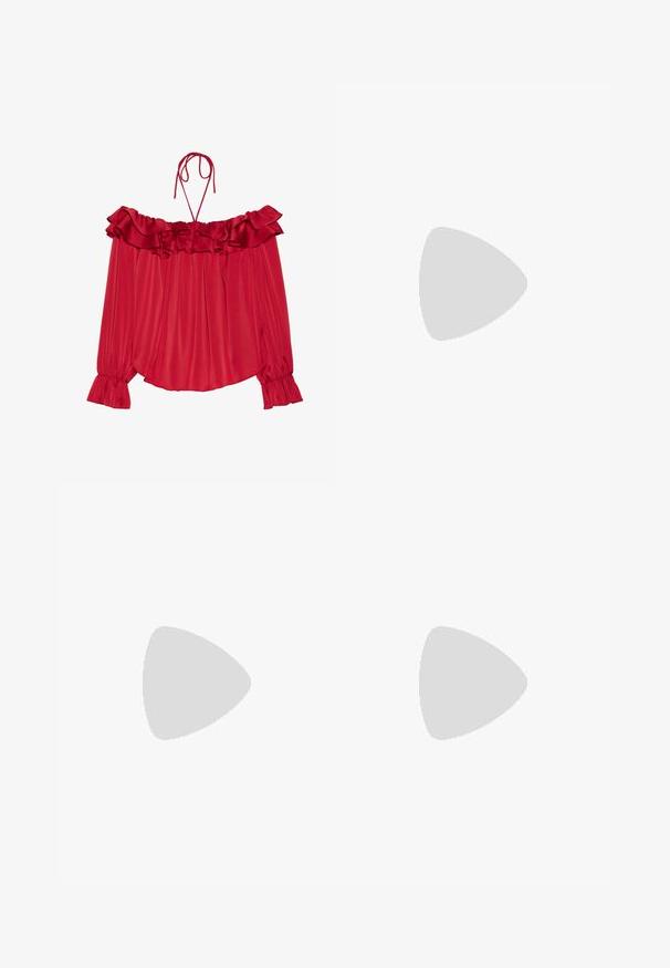 Blouse rouge à épaules dénudées avec un col à volants, des bretelles à nouer, une texture plissée et des manches à pattes d'éléphant. Tissu satin léger.; Pantalons larges noirs avec une taille haute, un tissu lisse et de profondes **plis** avant. Associés à des chaussures à talons noires pointues.; Escarpins noirs à bride arrière avec un bout pointu, en matériau en maille, et une fine lanière de cheville. Présente un talon aiguille fin et un design découpé.; Sac à main en cuir noir avec une forme courbée, bandoulière amovible et des accessoires en or. Le sac est doté d'un rabat avec un détail de boucle.