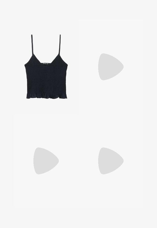 Top corto smockato blu navy con sottili spalline regolabili e orlo arricciato. Realizzato in tessuto leggero con una superficie texturizzata.; Shorts in denim grigio con orlo sfrangiato, cinque tasche, chiusura frontale con bottone e passanti per cintura. La trama del tessuto appare leggermente sbiadita.; Stivale alla caviglia in pelle verniciata nera con punta affusolata, finitura lucida, design elegante e tacco a stiletto sottile. Dettagli decorativi con fascette.; Occhiali da sole grigio scuro con un design elegante e curvo. Presentano finiture in oro a forma di leone sui lati e una montatura nera lucida.