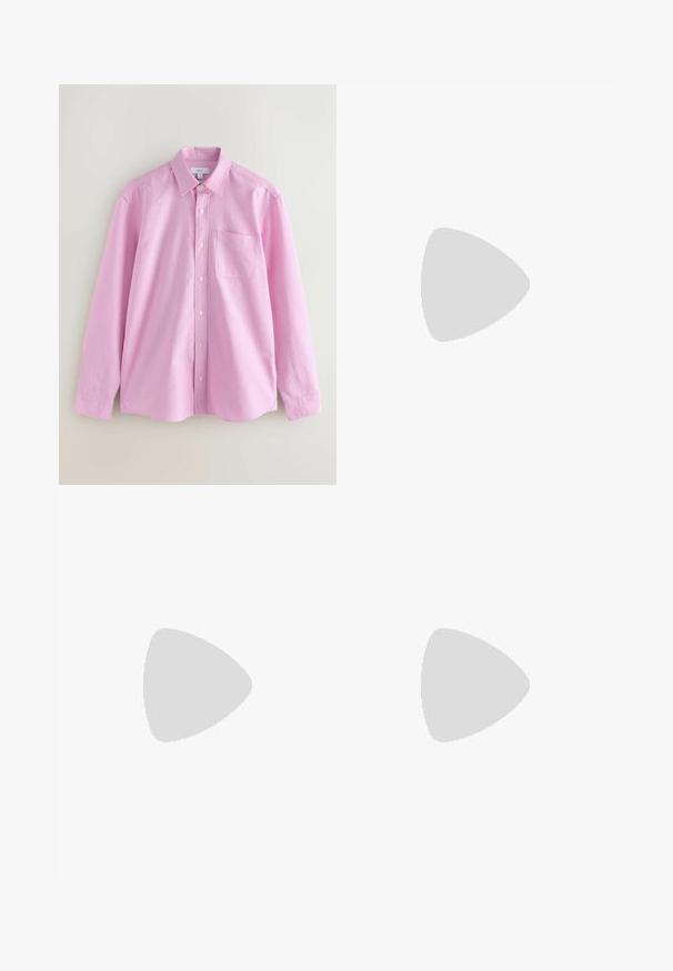 Camicia rosa chiaro a maniche lunghe con colletto a punta, taschino singolo sul petto e bottoni bianchi su un tessuto liscio.; Next RELAXED FIT EDIT - Pantaloni - pink; Scarpa in suede marrone con punta in gomma rosa e suola in gomma marrone. Presenta lacci e un design cucito sulla parte superiore.; Occhiali da sole tartarugati con lenti verdi, forma rotonda, dettagli dorati e aste verde scuro con una striscia bianca.