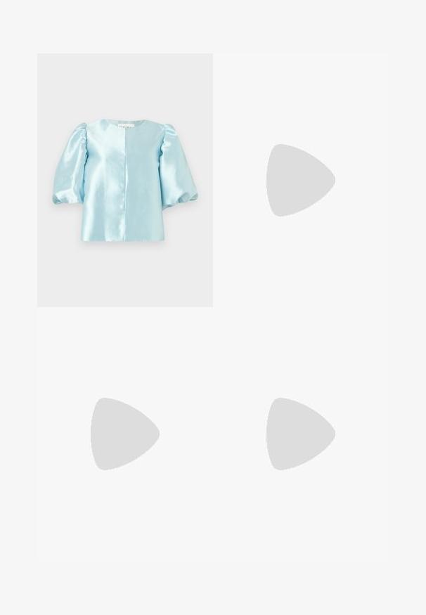 Világoskék selyem blúz puffos ujjakkal és kerek nyakkivágással, középen varrással az elején. Simák textúra.; KARL LAGERFELD SUMMER OCCASION SUIT TROUSERS - Nadrágok - black; Fehér bőr sportcipők vastag fehér talppal, fekete velúr sarokpikkelyel és dombornyomott logóval az oldalon. Fűzős kialakítás, hat fűzőlyukkal.; Téglalap alakú barna napszemüveg sötétbarna műanyag kerettel. Barna árnyalatú lencséi vannak, és arany díszítés található a halántéknál.