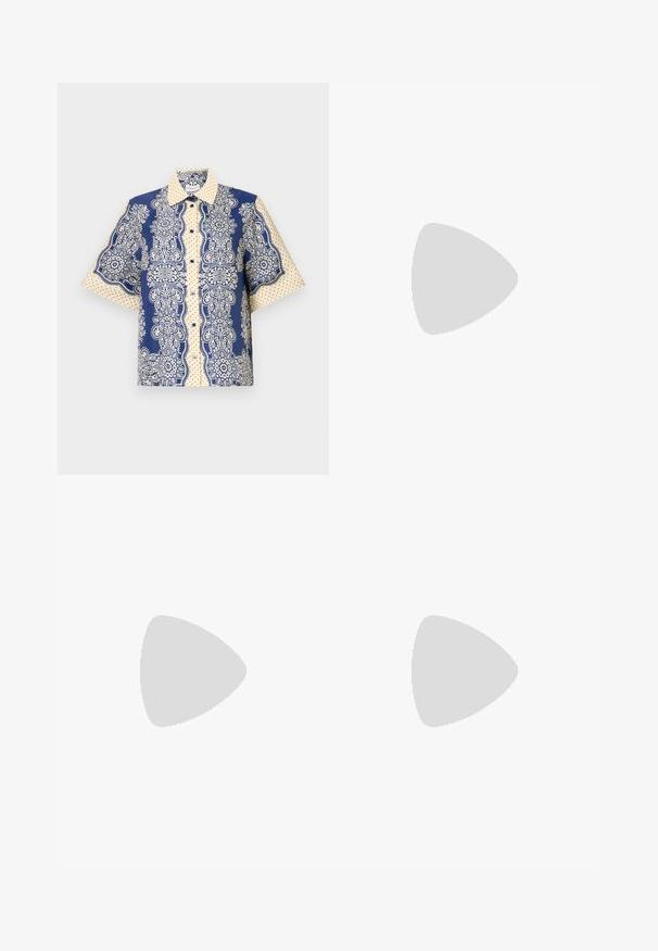 Kurzarmhemd mit einem Navy- und Creme-Paisleymuster sowie gepunkteten Akzenten, durchgehender Knopfleiste und klassischem Kragen.; Schwarze weit geschnittene Hose mit hohem Bund, glattem Stoff und klaren Linien. Keine sichtbaren Beschläge oder Muster.; Schwarze Lederloafers mit einem gestickten Muster, glatter Textur, goldenen Schnallendetails und einer runden Zehenform, auf einer niedrigen schwarzen Sohle.; Metallgestellte Sonnenbrille mit ovalen grünen Gläsern. Dünner silberner Metallrahmen und schwarze Ohrstücke. Minimalistisches Design, keine sichtbaren Logos.