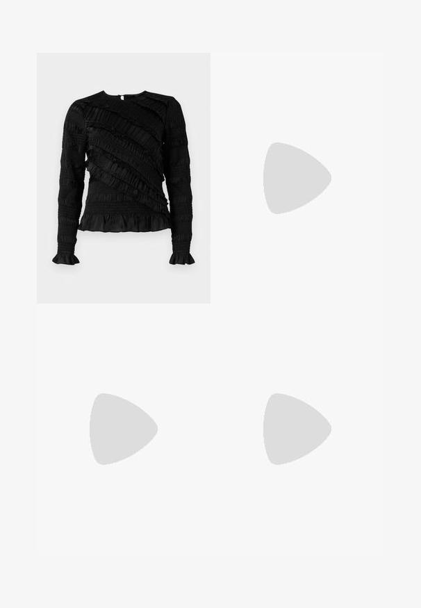 Cămașă neagră cu mânecă lungă, cu volane texturate de lățimi variate, având un decolteu rotund și manșete evazate. Închidere cu fermoar la spate.; Pantaloni negri din denim cu picioare largi, cu talie înaltă, având buzunare frontale, închidere cu nasturi și o textură ușor estompată.; Cizme negre din piele până la gleznă, cu vârful ascuțit, toc geometric patrulat și un manșon pentru tragere în spate. Textură netedă și design elegant.; Geantă tote din piele neagră, cu un mâner pătrat, având un finisaj texturat și un logo embosat. Include o curea detasabilă.