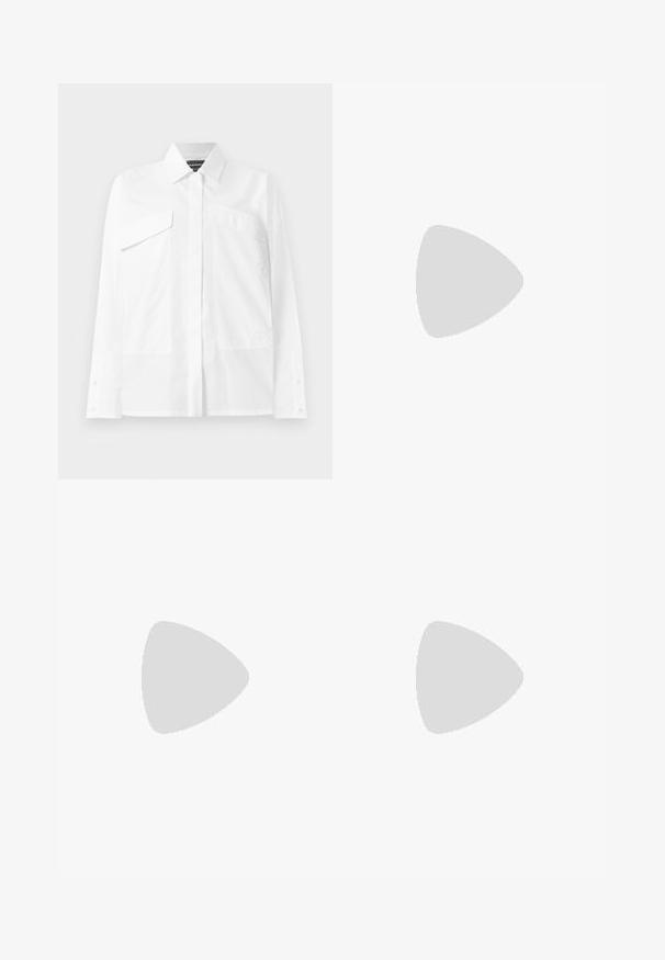 Camisa blanca de botones con collar clásico, dos bolsillos en el pecho y mangas largas con botones en los puños. Tejido suave con textura mínima.; Vestido negro de manga larga con cuello redondo, cinturilla elástica, tejido texturizado y una abertura lateral. Cierre de cremallera en la parte posterior.; GIABORGHINI HERA - Botas - black; Bolso de cuero blanco con herrajes dorados, que cuenta con dos asas y una correa desmontable con un patrón rosa. Incluye un detalle de etiqueta de equipaje.