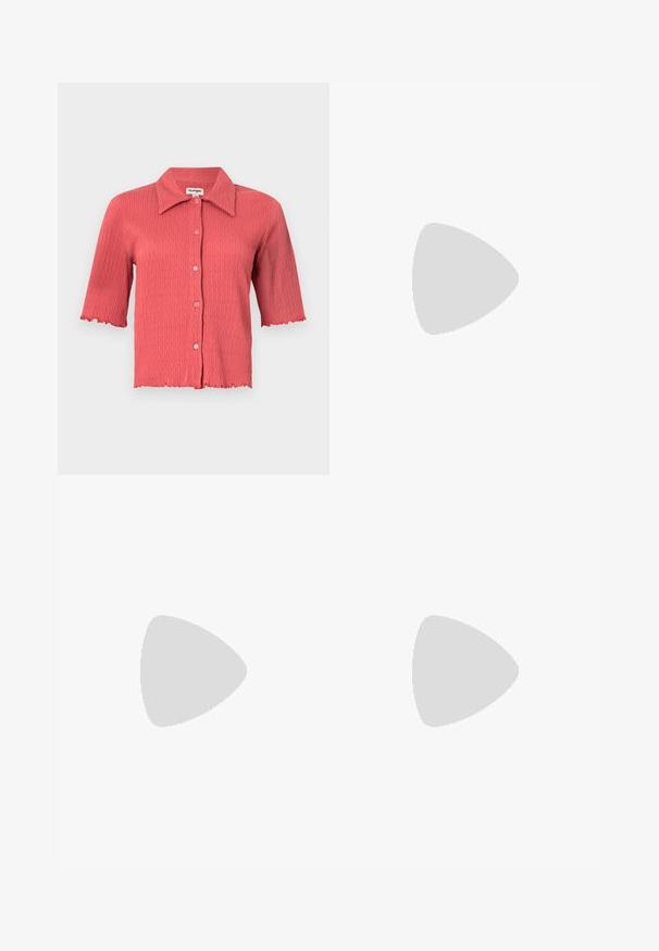 Blusa a maniche corte in rosa corallo con colletto a punta, chiusura con bottoni e bordi ondulati sulle maniche e sull'orlo. Tessuto leggero.; Pantaloni ampi a vita alta in ecopelle neri con bottone frontale, chiusura con zip, passanti per cintura e tasche laterali su sfondo bianco.; Pump in pelle nera con punta affusolata, cinturino alla caviglia e tacco spesso. Texture piatta, design elegante ed estetica minimalista.; Borsa tote in pelle nera con texture liscia, forma rettangolare e due manici lunghi. Nessun hardware o decorazione visibile.