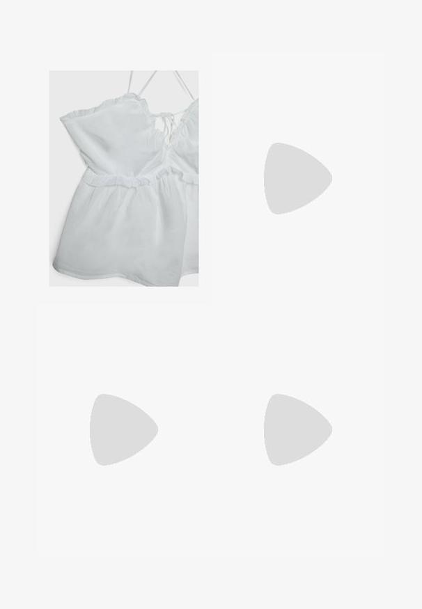 Haut sans manches blanc avec des bords froncés, des bretelles réglables et une taille cintrée. Fabriqué en tissu léger au toucher doux.; Jean brown à jambes larges en denim, doté d'une taille haute, de poches avant et d'une fermeture à bouton classique. Texture lisse avec des coutures subtiles.; Sandale à talons hauts en suede marron avec un bout ouvert, une bride de cheville réglable et une semelle de plateforme rayée.; Sac hobo en suède beige doux avec une forme décontractée, une large bandoulière et un détail de couture à la main sur le devant.