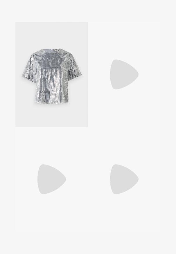Top in paillettes argento con vestibilità ampia, maniche corte e scollatura rotonda. Presenta una superficie texture con motivi a righe verticali.; Pantaloni neri a gamba larga con una superficie liscia, dotati di una cintura dello stesso materiale e di tasche frontali doppie. Design con frontale piatto.; Sandali con tacco in vernice nera, con punta squadrata, cinturini alla caviglia e fibbie in argento. Presentano un tacco a blocco spesso per maggiore stabilità.; Borsa a tracolla nera in pelle con una forma curva, manico rimovibile e accessori dorati. La borsa presenta una patta con un dettaglio a fibbia.