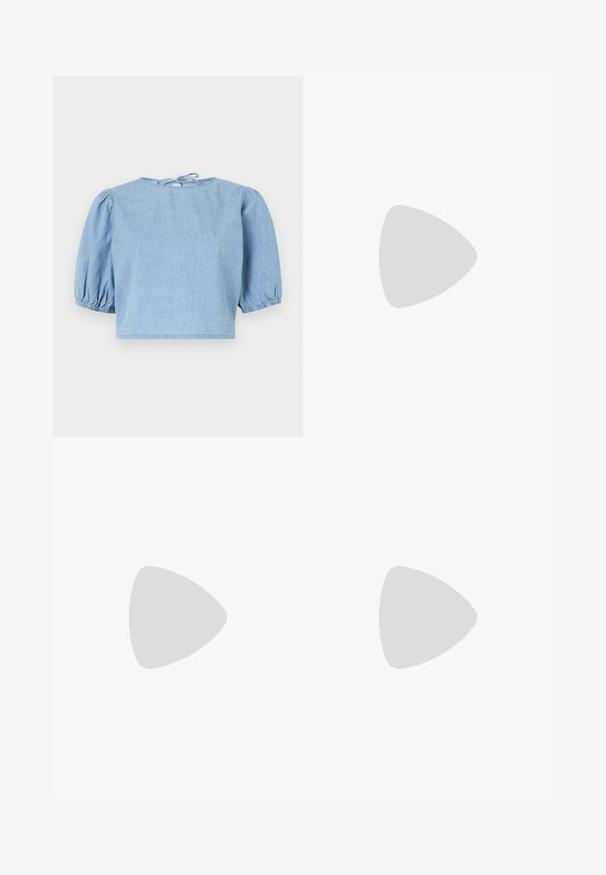 Ljust blå denim topp med korta ärmar och puffärmar, rund halsringning och knytning bak. Slät textur och kort modell.; Ljust grå vida byxor gjorda av mjukt, ribbat tyg, med hög midja och hel längd på benen med subtil textur.; Vit högklackad sandal med en kraftig klack, med ett remdesign och ankelband. Slät textur med en plattform framtill för ökad höjd.; Brun läder crossbody-väska med en böjd form, gyllene detaljer och en spänneaccent. Har en avtagbar axelrem.