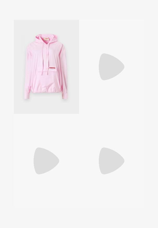 Rosa Kapuzenpullover mit kariertem Muster, elastischem Saum, lockerer Passform, Fronttasche und gesticktem "Fiorucci"-Logo auf der Brust.; Weißer Wickelrock aus leichtem Material, mit asymmetrischem Saum, glatter Textur und einem einfachen, minimalistischen Design.; Weiße skulpturale High-Heelsandalen mit einem wellenförmigen Design, glatter Textur und einem klobigen Absatz, der wie eine Hand geformt ist.; Rote lackleder Handtasche mit strukturierter Form, goldfarbener Hardware-Schließe, verstellbarem Tragegurt und einem abnehmbaren Anhänger mit Logo.