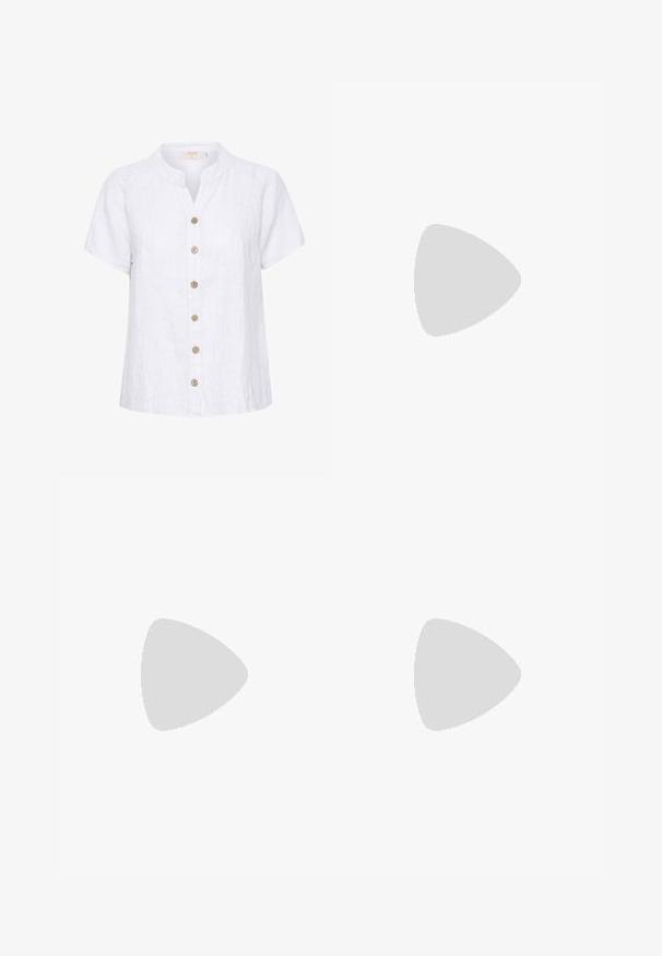 Weißes Leinenhemd mit einem kurzen, runden Kragen, ausgestattet mit einer Knopfleiste aus Holzknöpfen und vertikalen Stitching-Details.; Beige weite Hosen aus robustem Stoff, mit großen Fronttaschen, einem geflochtenen Gürtel und dezenten Nahtdetails.; Beige Wildledersneaker mit glatter Oberfläche, drei dunklen Streifen, abgerundetem Zehenbereich und einer dickeren Sohle mit strukturiertem Rand.; Braune Leder-Tote mit glatter Textur, offenem Oberteil und zwei Schulterriemen. Verfügt über minimale Nähte und keine sichtbaren Beschläge.