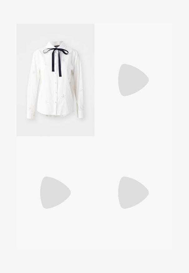 Camisa branca de algodão com mangas longas, colarinho pontiagudo, gravata de fita azul-marinho e bordado de estrela-do-mar prateada como detalhes notáveis.; Saia de couro preta com pregas, cintura larga e dois detalhes de fivela de cada lado. Textura suave com um acabamento brilhante.; Sapatos de salto alto em verniz preto com bicos pontiagudos, tiras para o tornozelo e tachas metálicas nas bordas. Saltos stiletto finos.; Brincos de gota prateados com múltiplos strass transparentes, apresentando um design em cascata e superfícies texturizadas, contra um fundo neutro.