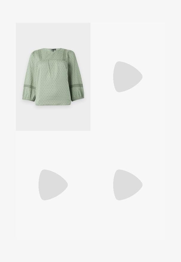Blusa verde chiaro realizzata in tessuto morbido, con un motivo testurizzato, scollo rotondo e maniche a palloncino a tre quarti con dettagli in pizzo.; Gonna a pieghe blu navy con una vita ampia, realizzata in un tessuto morbido. Presenta pieghe verticali e arriva a metà polpaccio.; Sandal con tacco alto in suede rosa, con tacco a blocco, punta aperta e cinturino alla caviglia con dettaglio in oro. Fascia frontale piatta.; Borsa a spalla in finta pelle marrone con forma curvata, cuciture minime e un accento in metallo dorato. Presenta una chiusura con zip superiore e una tracolla regolabile.