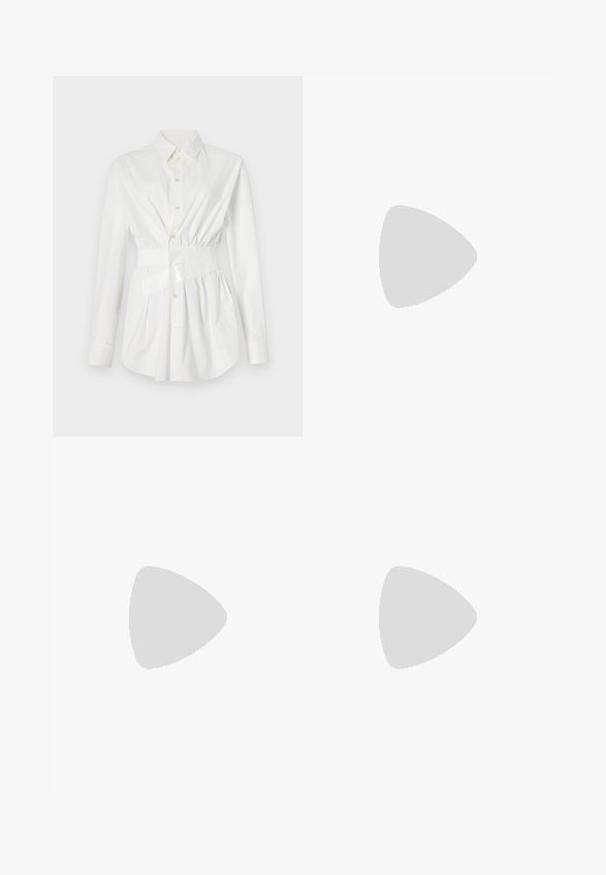 Chemise blanche à boutons avec manches longues, détail de taille cintrée et accent de ceinture brillante. Fabriquée en tissu lisse et léger.; Jeans à jambes larges avec une taille haute, fabriqués à partir d'un mélange de denim clair et foncé. Des panneaux latéraux courbés distinctifs créent un design audacieux.; Mule en cuir verni noir à talon haut avec un bout pointu et une silhouette épurée, doté d'un dos ouvert et d'un talon aigu slender.; Boucles d'oreilles en argent avec un design en pointe ; une boucle est en forme de C, reliée par une chaîne à un anneau rond avec des pointes.