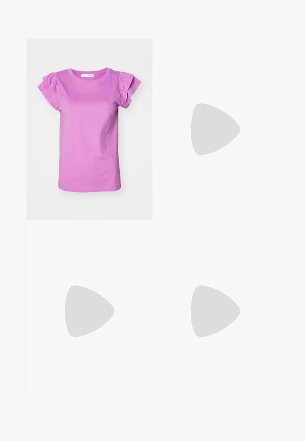 Rosa bomull t-skjorte med korte pufferm, rund hals og en tettsittende silhuett. Glatt tekstur med jevn farge overalt.; Lys blå vidbukser laget av denim, med et klassisk fem-lomme design, rene linjer og en vanlig midje med knappefeste.; Svarte patent lær slingback hæler med spiss tå og en liten blokkheel, med en sølvspenne som detalj på stroppen.; Svart lærveske med en buet form, avtagbar stropp og gullbeslag. Vesken har et klaff med spenne-detall.