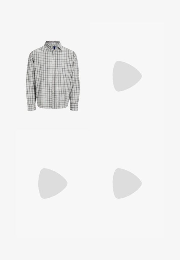 Koszula zapinana na guziki z długim rękawem, w jasnoniebieską i brązową kratkę, z kieszenią na piersi i okrągłym kołnierzykiem. Materiał mieszany bawełniany.; Czarno-białe t-shirty z okrągłym dekoltem, krótki rękaw, wykonane z bawełnianej tkaniny, gładka tekstura, z logo na dekolcie.; Szare dopasowane spodnie o gładkiej strukturze, z pojedynczą kieszenią z tyłu i slim fit. Tkanina ma subtelny wzór.; Czarne skórzane mokasyny z okrągłym nosałem, wsuwanym fasonem i grubą gumową podeszwą z teksturowanym uchwytem. Podwyższona pięta i subtelne detale przeszycia.; Czarne prostokątne okulary przeciwsłoneczne z ciemnymi soczewkami, charakteryzujące się grubą oprawką, subtelnymi akcentami po bokach i brakiem widocznych logo poza nazwą marki.; Torba tote z płótna w jasnym beżu z dwoma solidnymi uchwytami, kontrastującym białym wykończeniem oraz logo "THE NORTH FACE" w czerni z przodu.