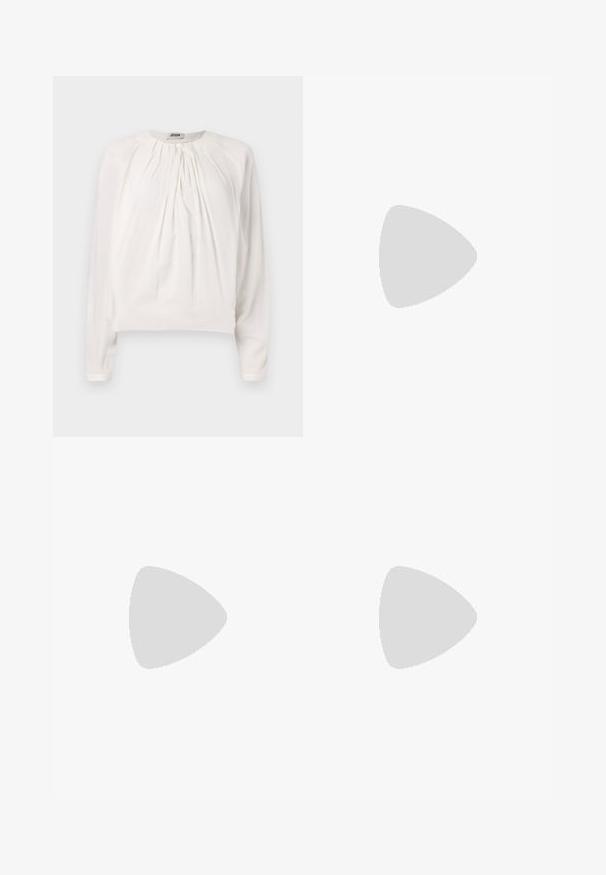 Hvid langærmet bluse med rund halsudskæring og plisseret front. Blødt, glat stof med afslappet pasform og knapdetalje ved kraven.; Samsøe Samsøe SALOT TROUSERS  - Bukser - chocolate torte; Bordeaux slingback hæle med spids tå, udskæringsdetaljer på siden og en midt-høj blokhæl. Glat læderfinish.; Sort læder skuldertaske med en blød tekstur, trekantet form og justerbar strop, kombineret med en lyseblå stribet skjorte og hvide bukser.