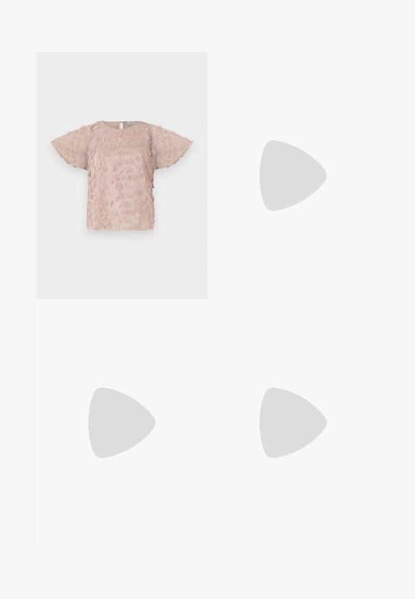 Blusa rosa ricamata con motivi floreali, maniche corte a sbuffo e chiusura a occhio di bue sul retro. Tessuto morbido e strutturato.; Pantaloni larghi marroni realizzati in un tessuto morbido, con chiusura frontale con bottone, due tasche anteriori e linee pulite e sartoriali.; Sandali slingback bianchi con un leggero tacco, sottili cinturini e una superficie in pelle liscia; presentano una piccola fibbia decorativa.; Borsa marrone chiaro con parte frontale in paglia intrecciata, forma strutturata, doppio manico superiore e tracolla removibile. Dettagli testurizzati lungo i bordi.