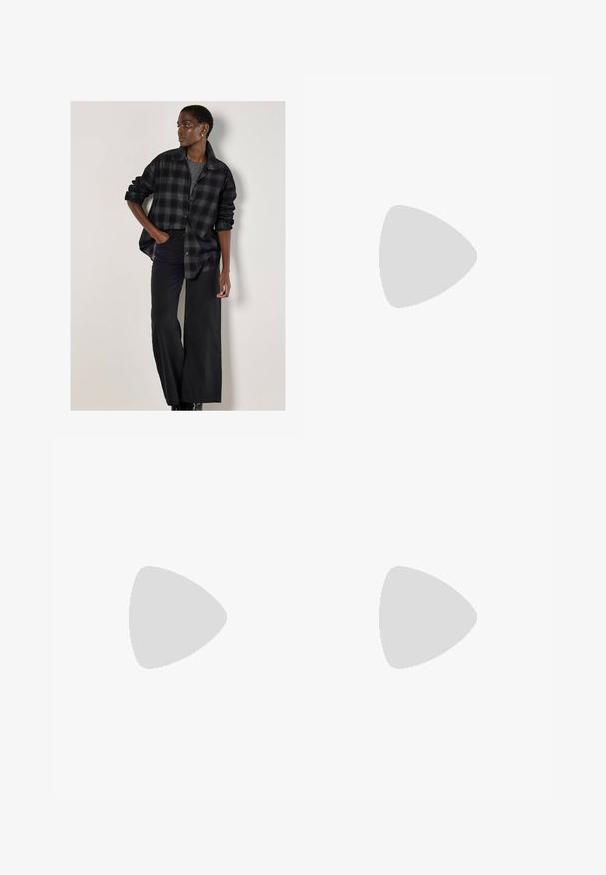 Apricot CHECK - Camicia - grey; Pantaloni neri a gamba dritta, con tasche frontali e spacchi laterali all'orlo. Realizzati in tessuto morbido e liscio. Adatti a diverse occasioni.; Sandali con tacco in vernice nera, con punta squadrata, cinturini alla caviglia e fibbie in argento. Presentano un tacco a blocco spesso per maggiore stabilità.; Borsa tote in pelle nera con texture liscia, forma rettangolare e due manici lunghi. Nessun hardware o decorazione visibile.