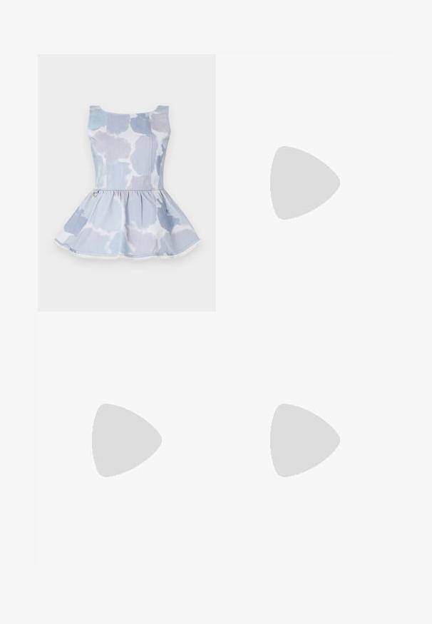 Hele sinine peplum top, millel on tie-dye muster, ümar kaelus ja kuldne aksentdetail vööl.; Must beelne mini seelik sileda, elastse vööga ja läbipaistva pealmise kihiga, millel on peened vertikaalsed pleidid kogu kangas.; Põuejope pruuni ja musta mustriga, kokku sobitatud pruuni madu nahast mini-seelikuga, mustade reie kõrguste saapadega ja väikese musta kotiga.; Tumehall nahast klamber krokodillitekstuuriga, hõbedane kettrihm ja metallist lukk. Ruutuline kuju volditava disainiga.