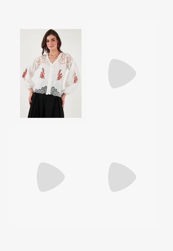 Blusa bianca con ricami floreali in rosso e verde, caratterizzata da pizzo decorativo, maniche a sbuffo e scollatura a V. Accenti delicati e dettagliati.; Pantaloni a gamba larga in satin color crema con motivi geometrici ricamati in nero lungo l'orlo. Presentano una texture liscia e una silhouette sagomata.; Decolletè beige in pelle con tacco a blocco e punta affusolata, rifinita con un bordo nero lungo l'apertura e una sottile cinturino regolabile sul retro con dettagli in corsa dorati.; Borsa a mano in pelle crema a forma di mezzaluna, con accessori in oro, dettagli neri e una tracolla rimovibile. Presenta una dettagli in catena e un'etichetta.