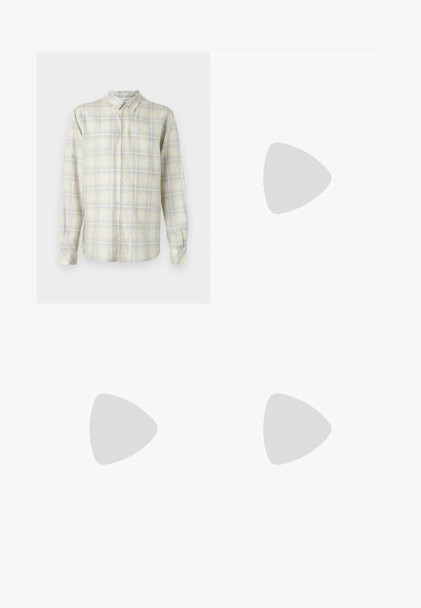 Svetlá béžová košeľa s dlhým rukávom, zdobená kostičkovaným vzorom v tlmených modrých a šedých odtieňoch. Klasický golier a zapínanie na gombíky. Mäkká textúra látky.; Čierne nohavice z hladkej látky, s rovný strihom, dvoma prednými vreckami a zipsom s gombíkovým zapínaním.; Čierne kožené topánky s okrúhlou špičkou, viazaním a hrubou, štruktúrovanou podrážkou. Nosené s upravenými čiernymi nohavicami a rebrovaným sveterom.; Čierne plastové slnečné okuliare so zelenými šošovkami, štvorcové rámy, strieborný akcent na obočí a textúrované ramenné opierky. Brand uvedený na vnútornej strane ramien.