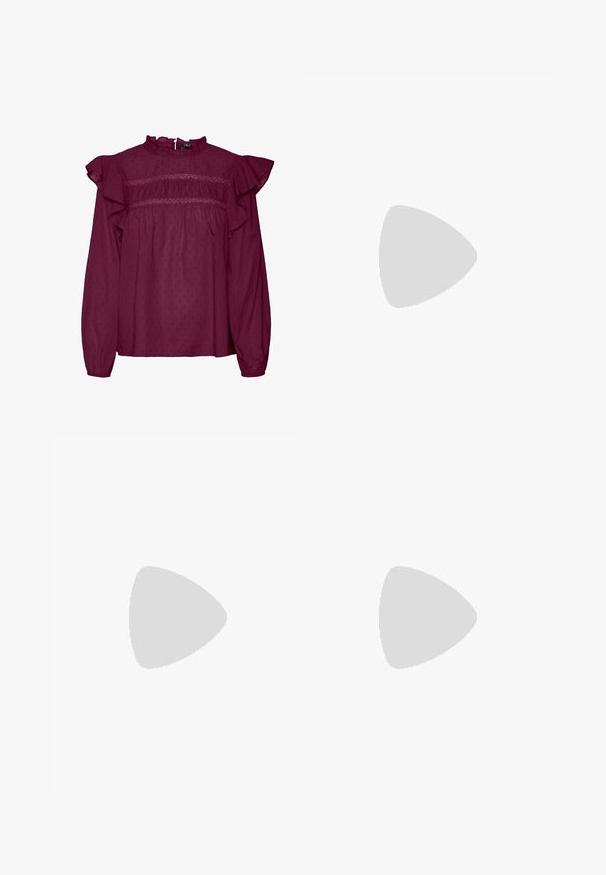 Blouse bordeaux avec des manches à volants, détails froncés au niveau de la poitrine, fabriquée en tissu léger avec une texture à pois subtile.; Pantalons larges marron avec une texture lisse, dotés d'une ceinture noire à la taille et de poches latérales. Design ajusté et coupe décontractée.; Sandales à talons en daim noir avec une fine lanière à la cheville, design à bout ouvert et un talon carré modeste. Texture lisse et accents minimalistes.; Sac bandoulière en cuir marron avec une forme incurvée, quincaillerie dorée et un accent en boucle. Comprend une bandoulière détachable.