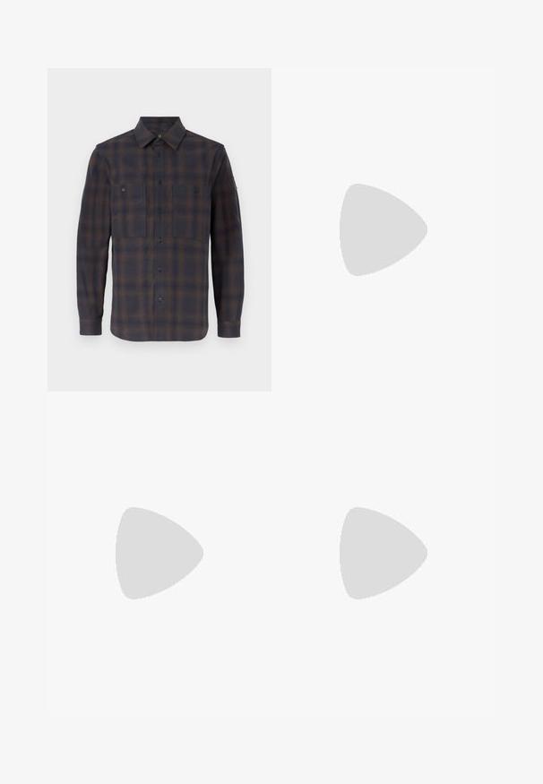 Camicia in flanella a maniche lunghe con motivo a scacchi blu scuro e marrone. Presenta un colletto classico, due tasche sul petto e chiusure a bottone.; Camicia bianca in cotone a maniche lunghe con scollatura rotonda, spacchi laterali in fondo e una texture liscia, mostrata da dietro.; Jeans in denim blu chiaro con design a gamba dritta, cinque tasche, chiusura con bottone, leggero sbiadimento e dettagli di cucitura a contrasto.; Sneaker bianco con tomaia in pelle liscia e profilo basso. Presenta una punta arrotondata, sei occhielli e una suola in gomma testurizzata.