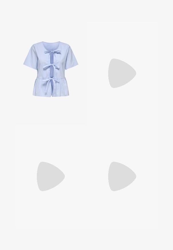 Blouse à manches courtes rayée en bleu clair et blanc, avec un col en U, une fermeture à nouer à l'avant et un ourlet à basques. Tissu en coton doux.; Stradivarius MINIMALIST WITH POCKETS  - Pantalon classique - stone; Baskets vert clair avec une surface texturée, dotées de trois rayures blanches, d'une semelle en caoutchouc crème et d'un design à lacets. Portées avec des chaussettes claires.; Sac hobo en cuir noir avec une texture lisse, une forme incurvée et une seule sangle réglable ; dispose d'une large ouverture en haut.