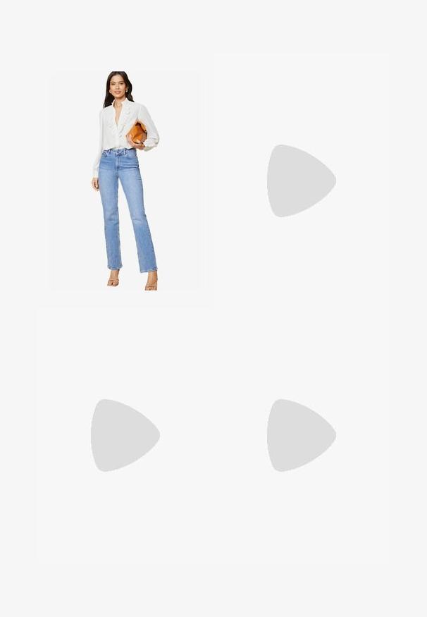 Lipsy REGULAR FIT-RUFFLE PLACKET - Gombos blúz - white; Fekete, bő szárú nadrág magas derékkal, gombos részletekkel a derékrészen és elülső pliszékkal.; Fekete bőr magassarkú cipő hegyes orral és alacsony tömb sarkal. Bokapánttal rendelkezik, aranyszínű csattal. Simább textúra.; Fekete kézi táska strukturált formával, sima textúrával és fémből készült záródással. Széles fekete nadrággal és nyitott orrú szandállal párosítva, fából készült padlón.