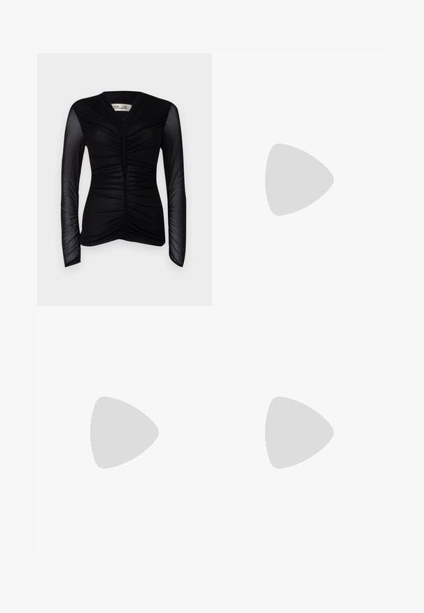 Top negro de manga larga con diseño fruncido en el frontal, hecho de tela ligera. Presenta mangas transparentes y un escote en V.; Pantalones negros de tela suave con cintura alta, piernas amplias, pliegues frontales y lazos de cinturón clásicos. No hay bolsillos laterales visibles.; Zapato slingback de cuero negro con punta afilada, tacón pequeño y detalle de hebilla decorativa en la parte superior. Textura suave, diseño minimalista.; Bolso cruzado de cuero negro con dos bolsillos frontales, hebillas doradas, cierre de cremallera y una correa delgada. Superficie texturizada y forma rectangular compacta.