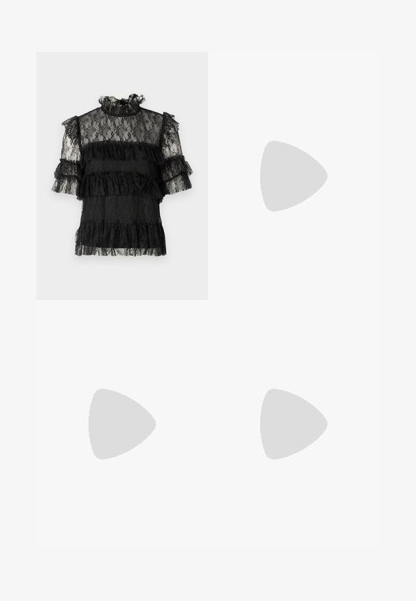 Blusa nera in pizzo con maniche corte a volant e collo alto. Presenta volant sovrapposti e un intricato motivo in pizzo floreale su tutta la superficie.; Jeans in denim blu chiaro con vita alta, taglio slim e lunghezza alla caviglia. Presentano tasche anteriori, passanti per cintura e chiusura con bottone in metallo.; Sandali neri con tacco alto presentano sottili cinturini con design annodato, una punta quadrata liscia e un elegante tacco a spillo.; Borsa a mano metallica grigia chiara con tracolla a catena, impreziosita da piccoli chiodi metallici circolari e da un logo triangolare del marchio.; Orecchini a cerchio in argento con una finitura liscia e lucente. Forma arrotondata, design leggero, con chiusura a perno.