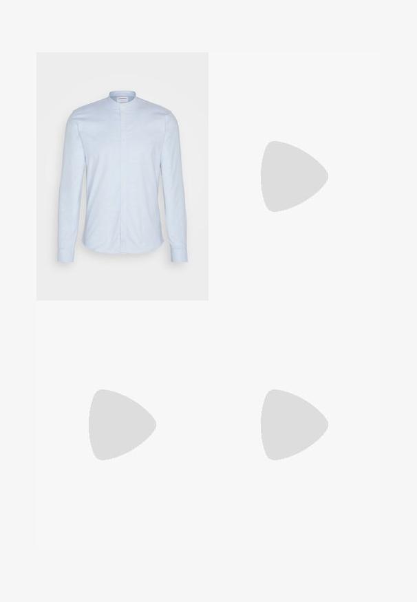 Světlomodrá košile s dlouhým rukávem a mandarínským límcem, která má zapínání na knoflíky a jemnou, texturovanou tkaninu. Přiléhavý střih s zaobleným lemem.; Khaki bavlněné kalhoty s rovnými nohavicemi, vybavené předním zapínáním na knoflík a poutky na opasek. Hladká textura a jednolitý povrch.; Černé kožené boty s zaoblenou špičkou, šněrovacím designem a silnou, strukturovanou gumovou podrážkou. Vyznačují se prošíváním po okraji a hladkým povrchem.; Černá sportovní taška vyrobená z texturovaného syntetického materiálu. Má dvě ucha a nastavitelné ramenní poutko. Jednoduchý design bez viditelných vzorů.