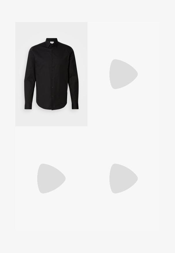 Camisa negra de manga larga y botón, hecha de suave tela de algodón. Presenta un cuello clásico, botones en la parte delantera y un dobladillo curvado.; Pantalones oscuros azul marino hechos de tela suave, con un diseño de tiro medio, dos bolsillos laterales y un cierre frontal con un solo botón.; Zapato negro sin cordones con puntera redondeada, que presenta una parte superior texturizada, suela blanca lisa y un discreto detalle de marca en el lateral.; Gafas de sol negras con forma rectangular, lentes oscuros, detalles plateados en las patillas y un acabado mate en la montura.