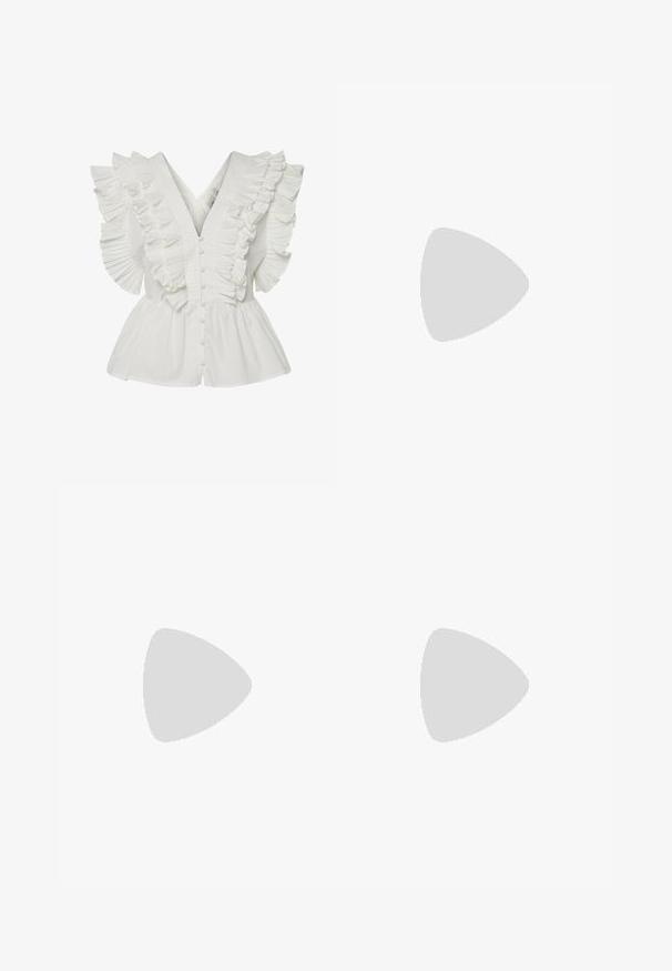 Balta palaidinė su V formos iškirpte, raukiniais ir klostėmis dekoruotomis rankovėmis bei mygtukų užsegimu. Platėjanti apatinė dalis suteikia apimties ir kontrasto.; Balti dryžuoti kelnės su tiesiu kojų dizainu, pagamintos iš lengvos medžiagos. Priekyje turi klostes ir tradicinį juosmenį.; Juoda blizgi lakuota basutė su kvadratiniu pirštu, kulkšnies dirželiais ir sidabro sagtimis. Yra tvirta blokinė kulno konstrukcija, užtikrinanti stabilumą.; Juodas odinis tote krepšys su lygia tekstūra, stačiakampio formos ir dviem ilgais rankenomis. Matomų metalinių detalių ar puošybos nėra.