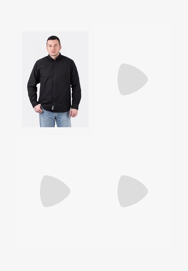 Cămașă neagră cu butoni, cu guler clasic, fabricată din bumbac, având un mic logo pe piept și mâneci lungi. Purtați cu blugi de culoare bleu deschis.; Trei maieuri albe ribbate din bumbac. Au un guler rotund și etichete negre mici lângă tiv. Disponibile în mai multe mărimi.; Cămașă scurtă alb-negru cu un model de logo, șorturi khaki și adidași negri cu guler înalt. Pălărie din fetru bej și sârme vizibile.; Mocasini din piele maro cu accente de ciucuri, suprafață texturată și cusături galbene contrastante pe talpa de cauciuc neagră. Vedere laterală.