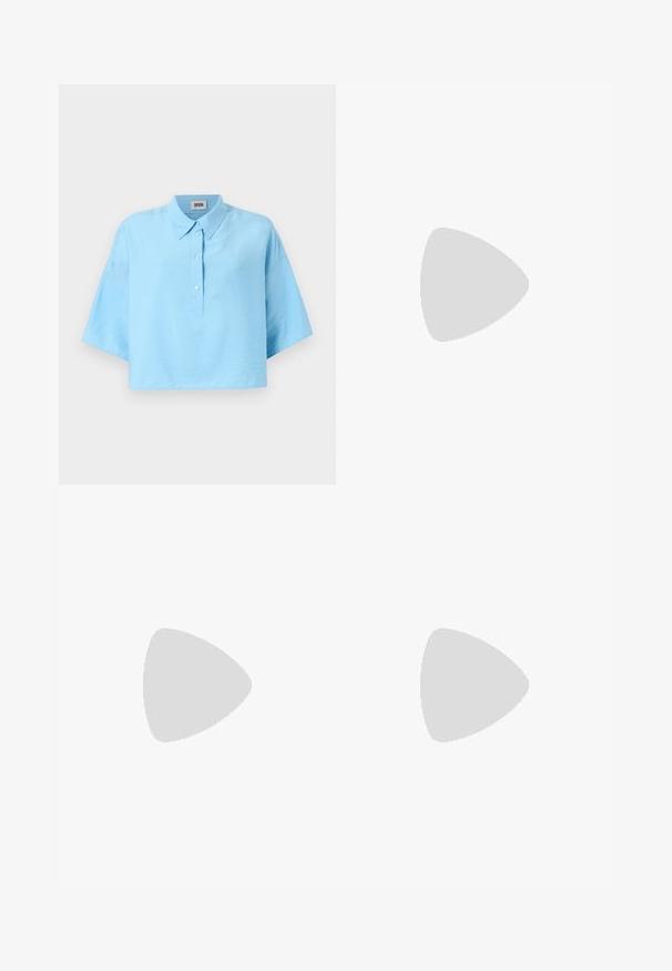 Lichtblauwe cropped shirt met een kraag, een sluiting met knopen aan de voorkant en korte mouwen. Gemaakt van een gladde, lichte stof.; Wijdvallende jeans van zwarte denim met een ritssluiting aan de voorkant, vijf zakken en subtiele stikdetails. Soepele textuur en casual stijl.; Bruine leren sandaal met een kruisbandontwerp, vlakke zwarte zool en verstelbare achterband. Gladde textuur en minimale hardwaredetails.; Grijze leren handtas met twee handvatten en een afneembare schouderband. Heeft een gestructureerd oppervlak en een geperst logo aan de voorkant.
