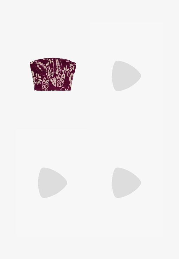 Marks & Spencer SHIRRED BANDEAU - Camicetta - purple mix; Top in denim con scollatura a V profonda e legacci regolabili. Presenta tessuto arricciato in vita con un design stretto, in una tonalità blu scuro.; Gonna bianca a strati realizzata in tessuto leggero, con una cintura elastica, strati arricciati e un design fluido che arriva fino a metà polpaccio.; Infradito in gomma nera con cinturino testurizzato e suola piatta semplice, mostrati di lato su uno sfondo chiaro e uniforme.; Occhiali da sole rotondi con lenti scure, montatura in metallo dorato sottile, estremità in plastica e poggiatopti regolabili. Design minimalista con un aspetto classico.; Borsa a mano in crochet marrone con forma arrotondata, un motivo tessuto testurizzato e un manico liscio avvolto. Presenta un pon-pon decorativo.